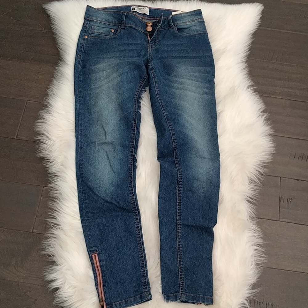 Jeans with pink zippers